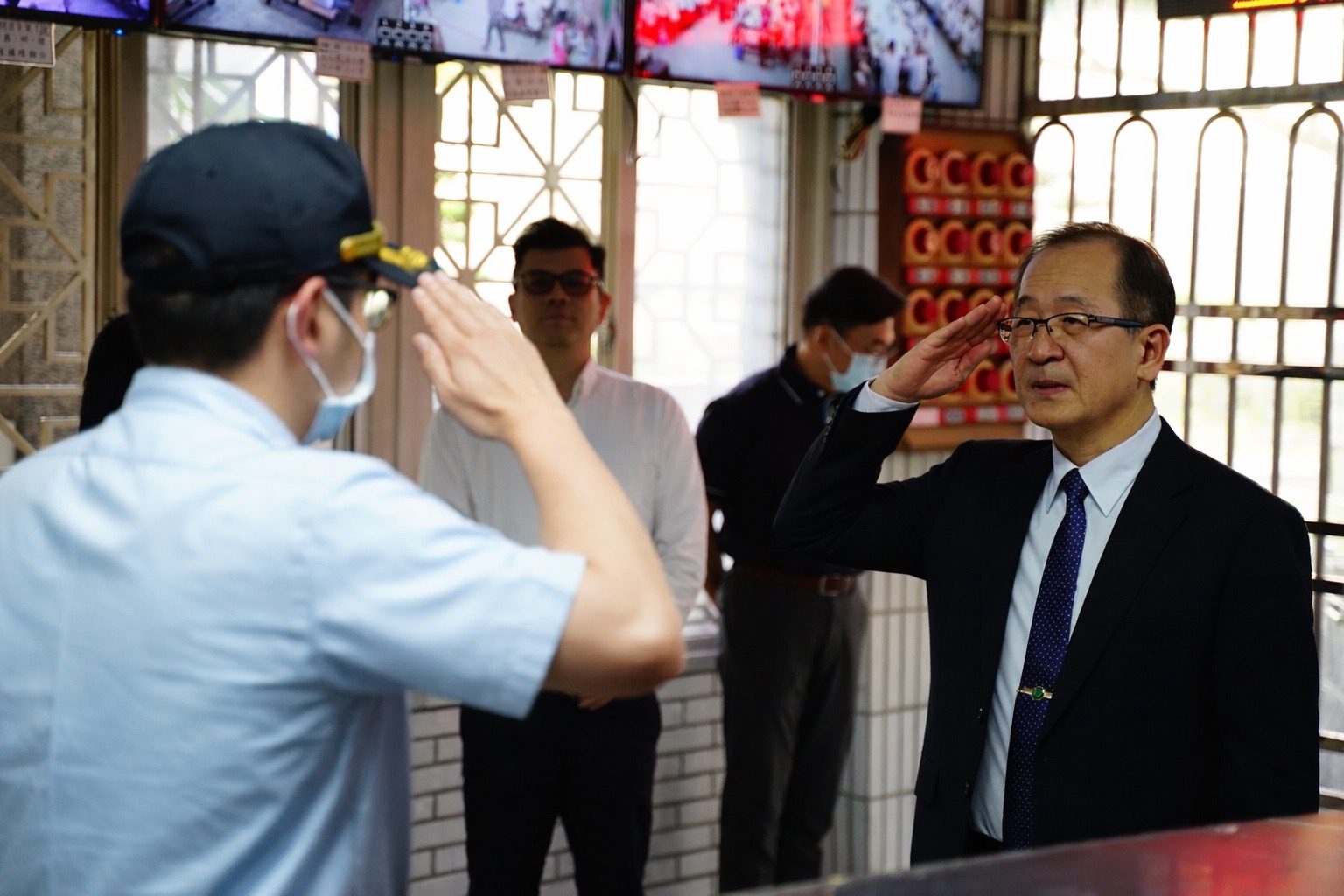 署長接受戒護科同仁的敬禮，署長亦對戒護人員表達慰問與關心